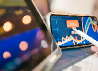 Bitcoint, Ethereumot és forex-opciókat vizsgáló szakember, aki több piacon kereskedik